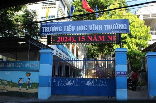 Cảnh báo an toàn thực phẩm trước cổng trường học