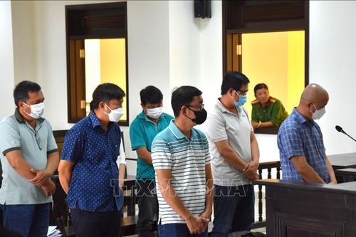 7 bị cáo, nguyên là cán bộ ngân hàng lĩnh án tù