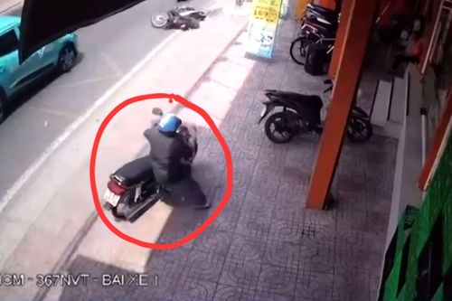 TP Hồ Chí Minh: Xe taxi công nghệ đâm hàng loạt xe máy, 4 người bị thương