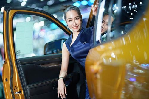 Chiêm ngưỡng nhan sắc dàn mỹ nhân bên xe bán tải