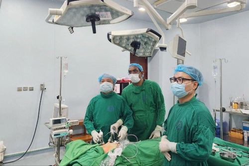 Bác sĩ nước ngoài tới Việt Nam học phương pháp mổ nội soi tuyến giáp 'Dr Lương'