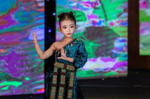 Siêu mẫu 'lớp mẫu giáo' gây ấn tượng với những màn trình diễn tràn đầy sự tự tin