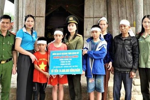Phụ nữ Công an Hà Tĩnh nhận đỡ đầu 3 cháu mồ côi vừa mất mẹ