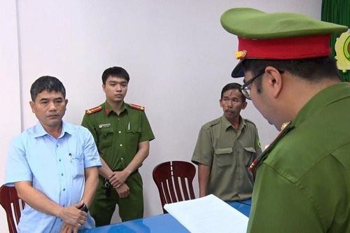 Tạm giam 2 cán bộ Ban quản lý Khu kinh tế Dung Quất