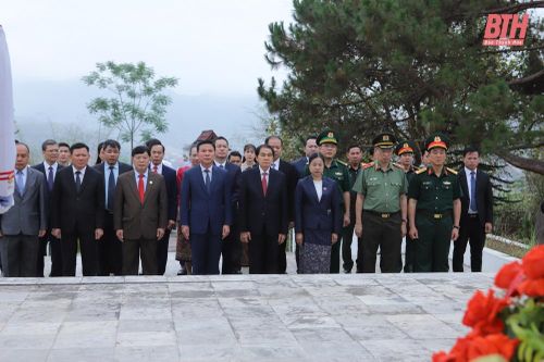 Đoàn đại biểu hai tỉnh Thanh Hóa - Hủa Phăn dâng hoa tưởng niệm Chủ tịch Cay Xỏn Phôm Vy Hẳn; dự lễ bàn giao trụ sở Ủy ban chính quyền huyện Sầm Nưa