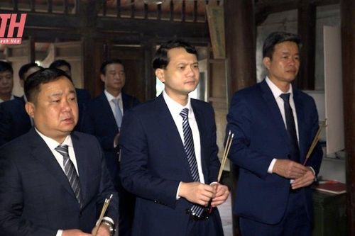 Dâng hương tại di tích lịch sử cách mạng Chùa Xuân Áng - Nơi thành lập Chi bộ Đảng đầu tiên huyện Vĩnh Lộc