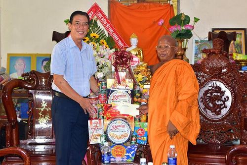 Bí thư Thị ủy Tịnh Biên thăm, chúc Tết Chol Chnam Thmay tại các chùa Nam tông Khmer