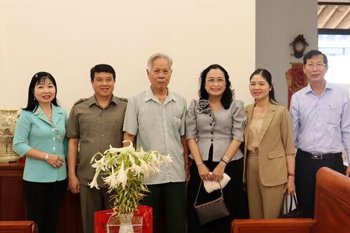 Chủ tịch Hội đồng Dân tộc của Quốc hội Y Thanh Hà Niê K'đăm thăm gia đình chính sách tiêu biểu