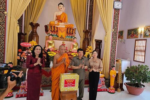 Chủ tịch Hội đồng Dân tộc của Quốc hội Y Thanh Hà Niê K'đăm thăm hòa thượng Chau Ty
