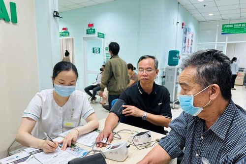 Cấp cứu nam bệnh nhân có nhịp tim lên đến 200 lần/phút