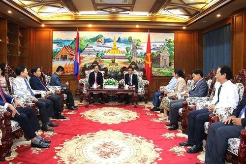 Phó Chủ tịch UBND tỉnh Đồng Tháp Trần Trí Quang chúc Tết cổ truyền Bunpimay tại tỉnh Champasak