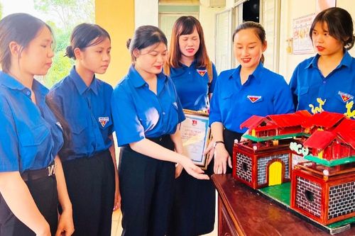 Giáo dục lòng yêu nước qua di tích lịch sử-văn hóa