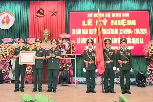 Sư đoàn Bộ binh 305: Kỷ niệm 30 năm Ngày truyền thống và đón nhận Huân chương Bảo vệ Tổ quốc Hạng Ba