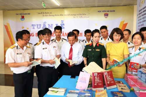 Học viện Hải quân: Triển lãm sách và giao lưu, tọa đàm 'Tiếp lửa truyền thống, cống hiến tương lai'