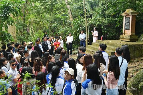 Hơn 150 lưu học sinh Lào thăm Khu di tích lịch sử cách mạng Lào tại Tuyên Quang
