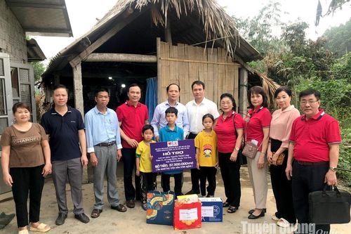 Trên 37 triệu đồng trao cho 3 cháu mồ côi xã Lang Quán
