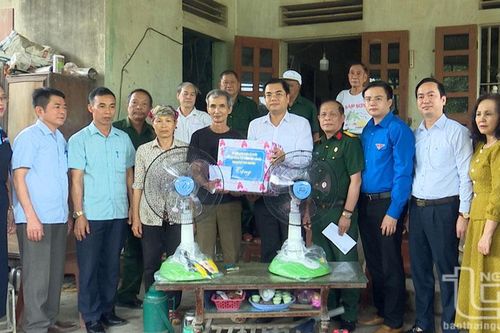 TP. Thái Nguyên: Tặng quà, động viên gia đình bị hỏa hoạn