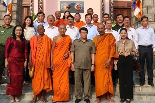 Chủ tịch Hội đồng Dân tộc Y Thanh Hà Niê Kđăm chúc Tết đồng bào dân tộc Khmer tại An Giang
