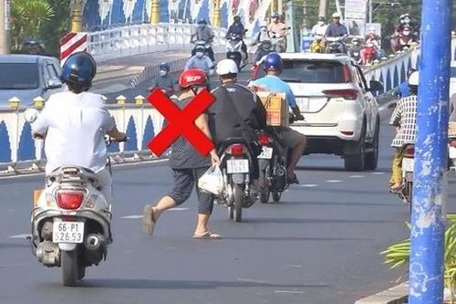 Cảnh báo tai nạn vì người đi bộ sang đường sai luật