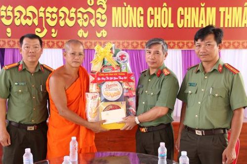 Công an Sóc Trăng chúc Tết Chol Chnam Thmay của đồng bào Khmer