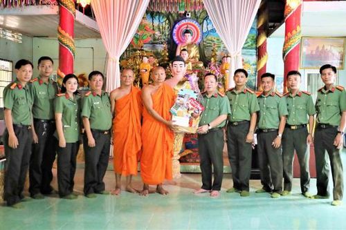 Công an các tỉnh vùng Tây Nam Bộ thăm, chúc Tết cổ truyền Chol Chnam Thmay