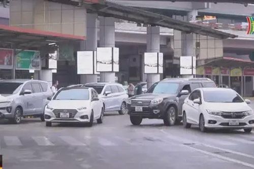 Bất tiện, lộn xộn tại bãi đỗ xe sân bay Nội Bài