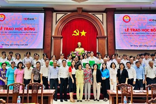 Hội Khuyến học Tiền Giang trao học bổng cho học sinh, sinh viên có hoàn cảnh khó khăn