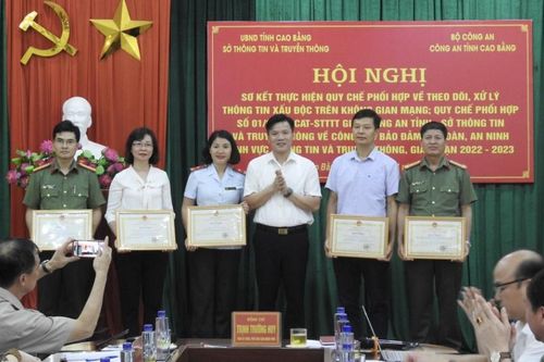 Khen thưởng 25 tập thể, cá nhân có thành tích xuất sắc trong công tác phối hợp lĩnh vực thông tin và truyền thông