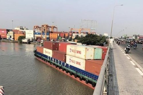 Tàu chở container tải trọng 4.600 tấn đứt neo trôi dạt kẹt dưới cầu Đồng Nai