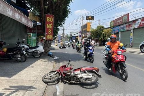 Taxi công nghệ húc văng hàng loạt xe máy ở TP.Thủ Đức