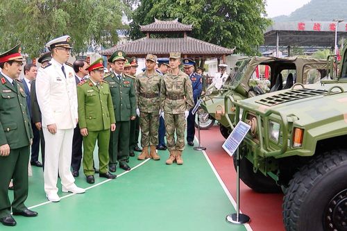 Bộ trưởng Phan Văn Giang tham quan khí tài của lực lượng biên phòng Trung Quốc