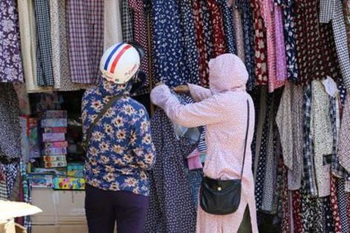 Chuẩn bị vào cao điểm nắng nóng, chọn áo chống nắng thế nào khi ra đường?