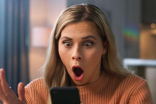 Lướt Facebook, người phụ nữ bỗng thấy chồng trong avatar của người lạ: Sự thật tàn khốc được hé lộ