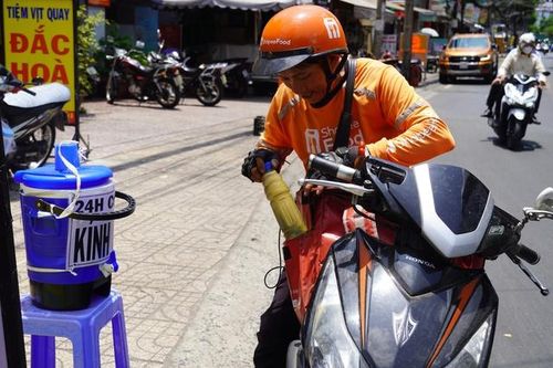 Những bình nước nghĩa tình 'giải nhiệt' nắng nóng ở TPHCM