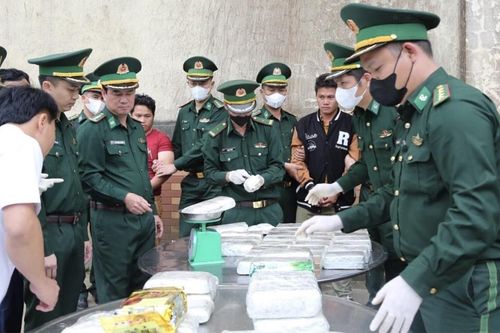 Bắt giữ 2 đối tượng vận chuyển số lượng lớn ma túy từ Lào về Việt Nam