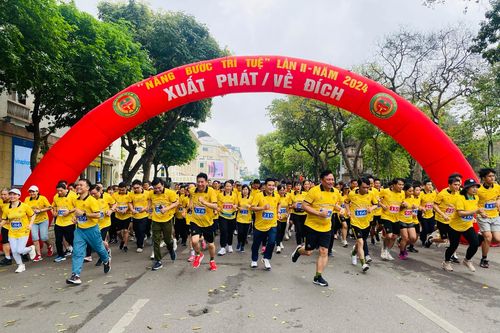Sôi nổi giải chạy 'Nâng bước trí tuệ - lần II năm 2024' của Công an Hà Nội