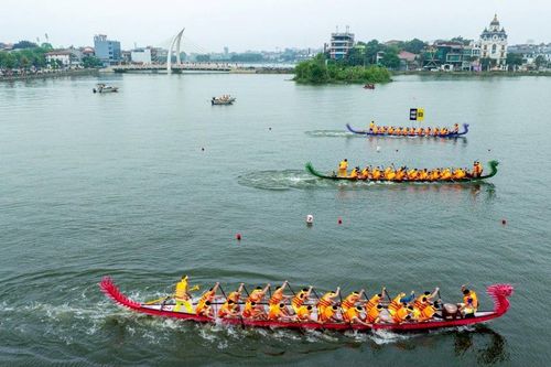 Phú Thọ: Sôi nổi giải bơi chải trên hồ Văn Lang