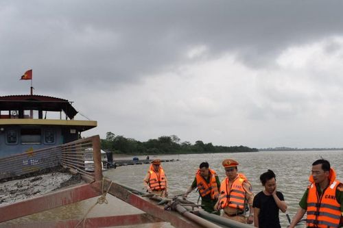 Hưng Yên: Bắt quả tang một tàu hút cát trái phép