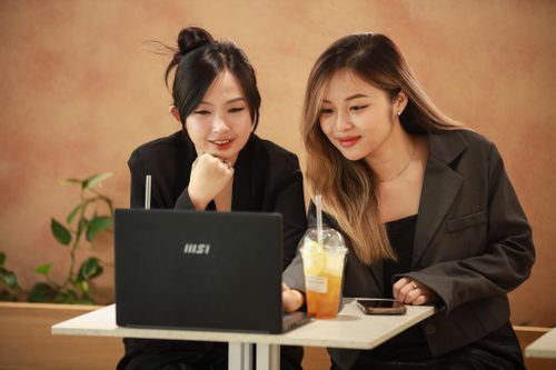 Ôm laptop 6 tiếng ở quán cà phê TP.HCM để tiết kiệm tiền điện