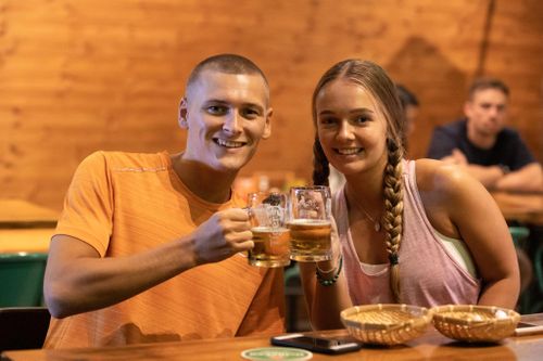Muôn kiểu 'du lịch bia' của khách ngoại khi TP.HCM nắng nóng