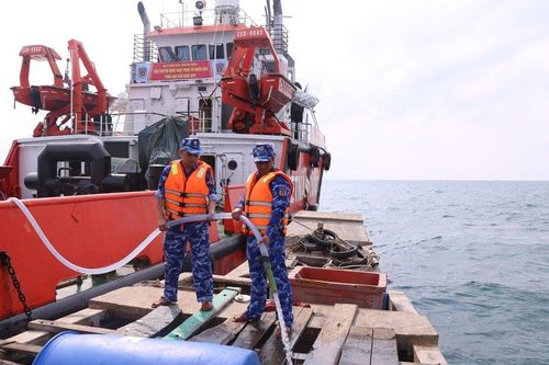 Tàu Cảnh sát biển đưa 350.000 lít nước ngọt đến đảo Hòn Chuối