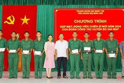 Gặp mặt cấp ủy, chính quyền địa phương và gia đình chiến sĩ mới