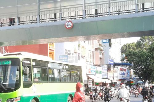 Người dân ngó lơ cầu bộ hành