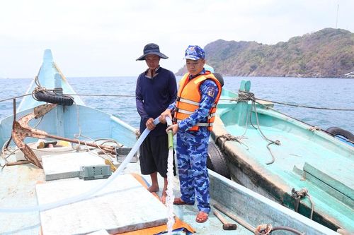 Vùng Cảnh sát biển 4 chở 350.000 lít nước ngọt hỗ trợ người dân trên đảo Hòn Chuối
