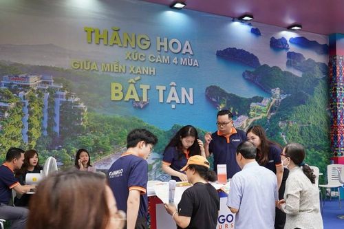 Người dân Hà Nội xếp hàng 'chốt' tour ưu đãi dịp hè