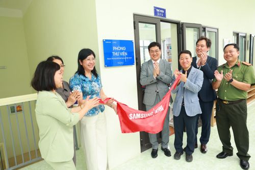Trao tặng phòng máy tính, thư viện và sân bóng cho Trường Hy vọng tại Lạng Sơn