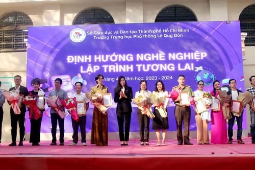'Định hướng nghề nghiệp-Lập trình tương lai' cho hơn 500 học sinh lớp 11