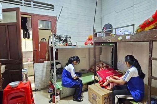 Học sinh dân tộc nội trú chen chúc trong ký túc xá tạm