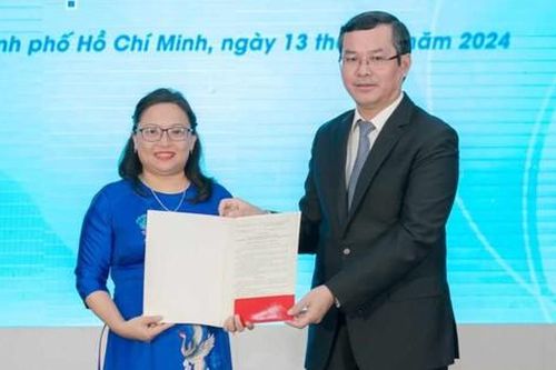 Bộ GD&ĐT trao quyết định công nhận Chủ tịch Hội đồng Trường ĐH Sư phạm Kỹ thuật TPHCM