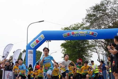 Gần 2.000 vận động viên nhí tranh tài giải chạy quanh Hồ Tây